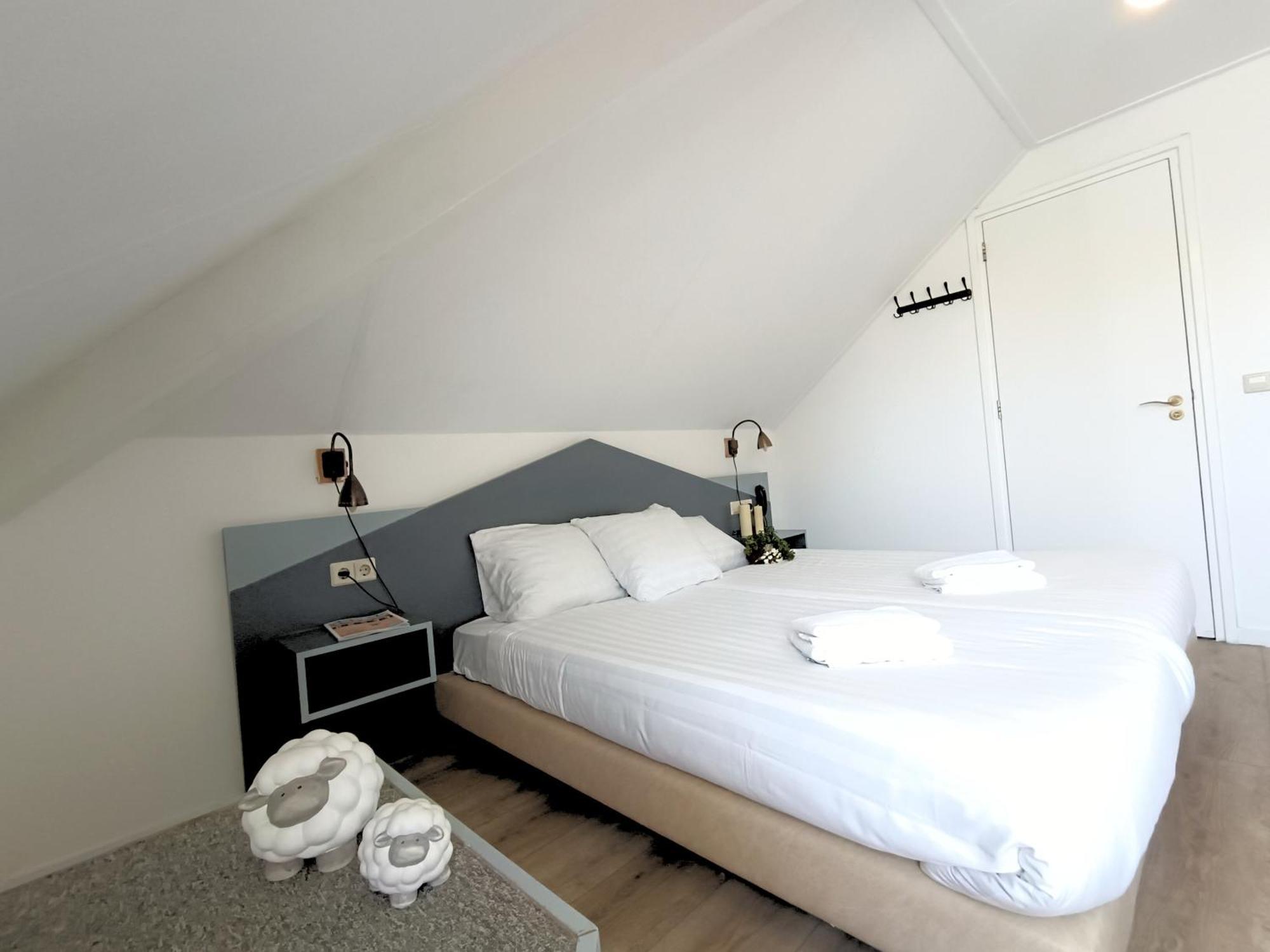 Hotel Den Burg Exteriör bild