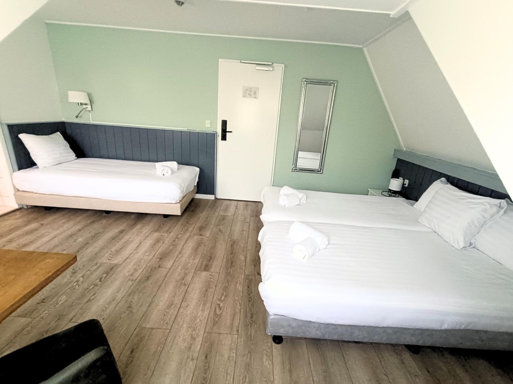 Hotel Den Burg Exteriör bild