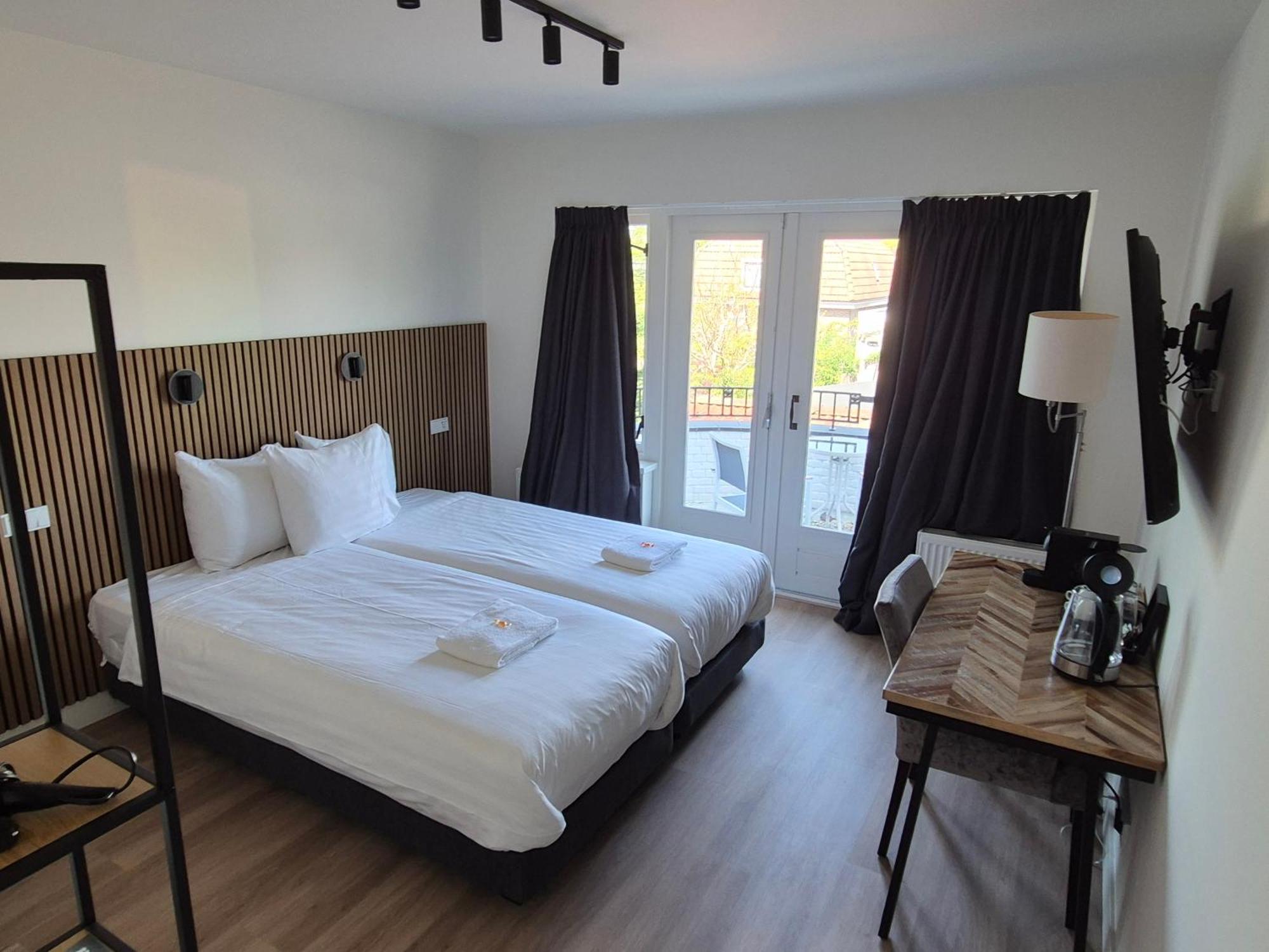 Hotel Den Burg Exteriör bild